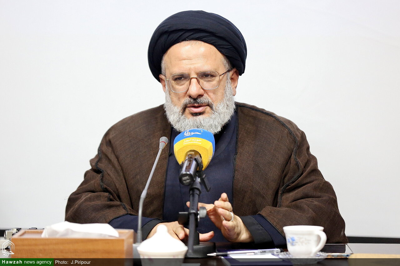 معاون الشؤون الدوليّة في الحوزات العلميّة الإيرانيّة: "صناعة الحضارة" هو أبرز ما يُتوقّع من الحوزة العلميّة.. ميثاق "الحوزة العلميّة الرّائدة والمتفوّقة" خارطة طريقٍ للحضور في الساحة العالميّة