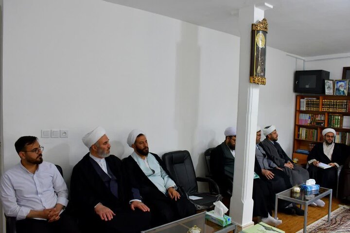 تصاویر/ جلسه هم اندیشی همکاری حوزه علمیه و آموزش و پرورش در تکاب
