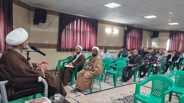 تصاویر/ نشست مشاوره ای والدین طلاب و متقاضیان ورود به حوزه علمیه در مدرسه علمیه سلماس