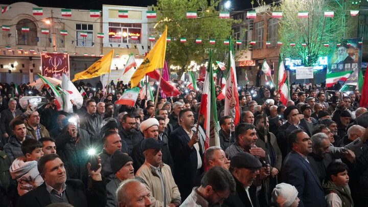 تصاویر/ تداوم تجمع شبانه مردم چالدران، مانور اقتدار مردمی و امنیت روانی در برابر جنگ روانی دشمن