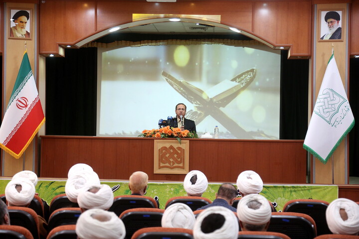 تصاویر/  آیین رونمایی از مجموعه گرانسنگ «منظومه فکری آیت الله العظمی مکارم شیرازی»