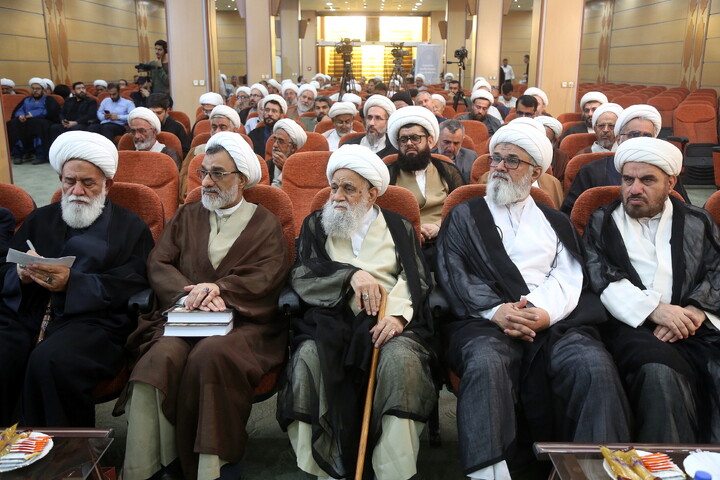 تصاویر/  آیین رونمایی از مجموعه گرانسنگ «منظومه فکری آیت الله العظمی مکارم شیرازی»