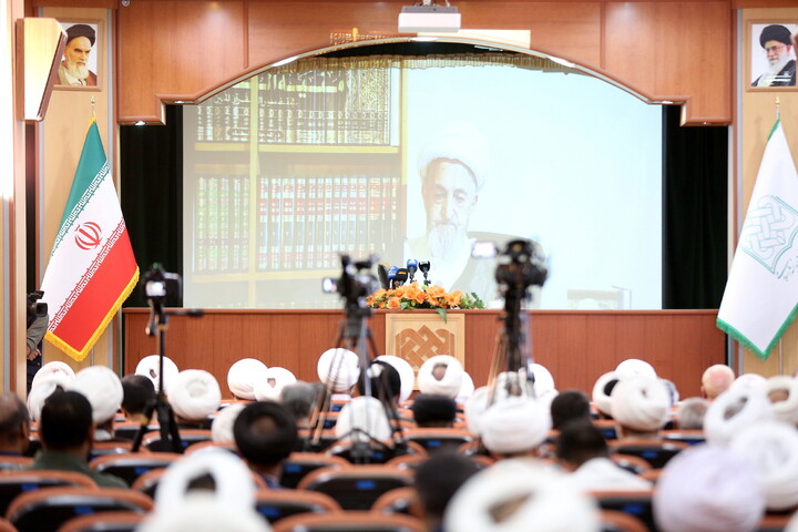تصاویر/  آیین رونمایی از مجموعه گرانسنگ «منظومه فکری آیت الله العظمی مکارم شیرازی»