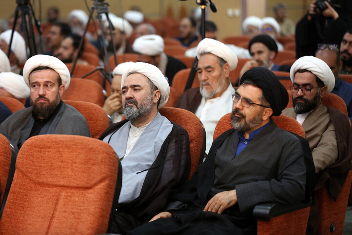 تصاویر/  آیین رونمایی از مجموعه گرانسنگ «منظومه فکری آیت الله العظمی مکارم شیرازی»