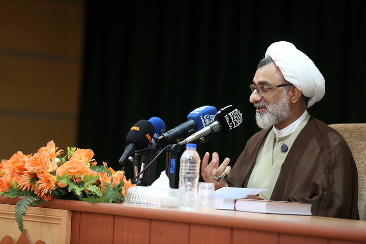 تصاویر/  آیین رونمایی از مجموعه گرانسنگ «منظومه فکری آیت الله العظمی مکارم شیرازی»
