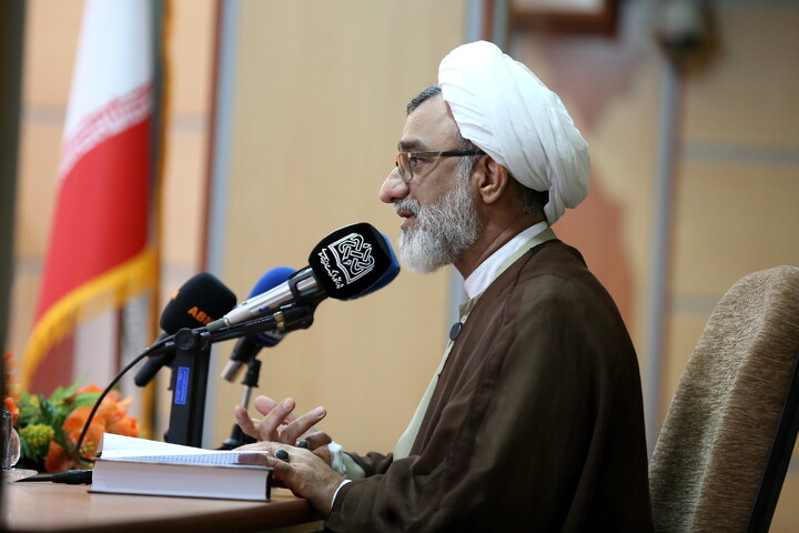 تصاویر/  آیین رونمایی از مجموعه گرانسنگ «منظومه فکری آیت الله العظمی مکارم شیرازی»