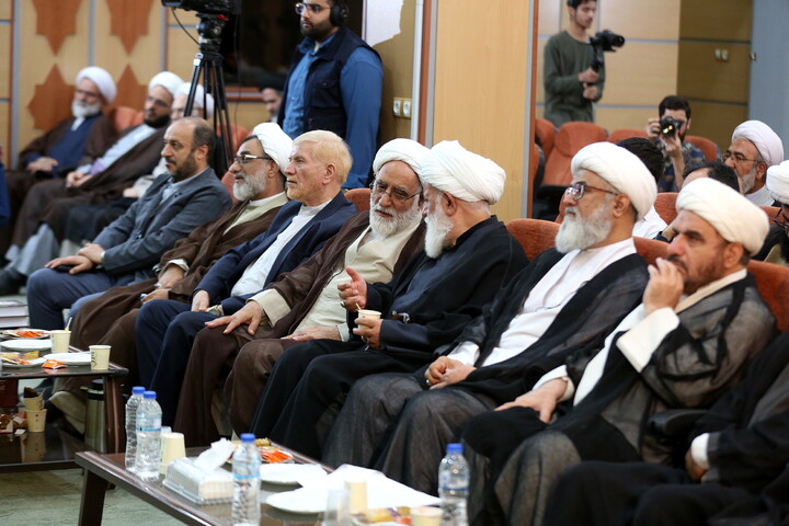 تصاویر/  آیین رونمایی از مجموعه گرانسنگ «منظومه فکری آیت الله العظمی مکارم شیرازی»