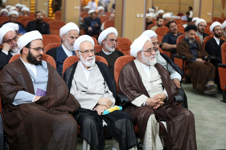 تصاویر/  آیین رونمایی از مجموعه گرانسنگ «منظومه فکری آیت الله العظمی مکارم شیرازی»