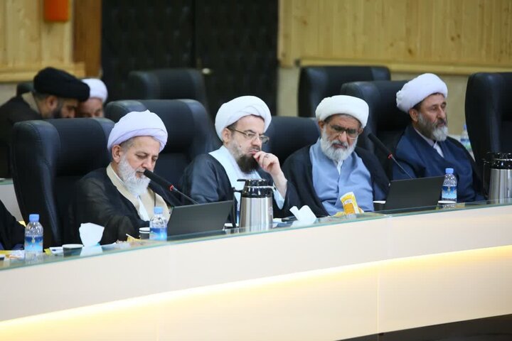 تصاویر/  اولین گردهمایی ائمه جمعه استان در سال ۱۴۰۵ در ساری، با موضوع «تجمعات شبانه» و «صلح و سازش»