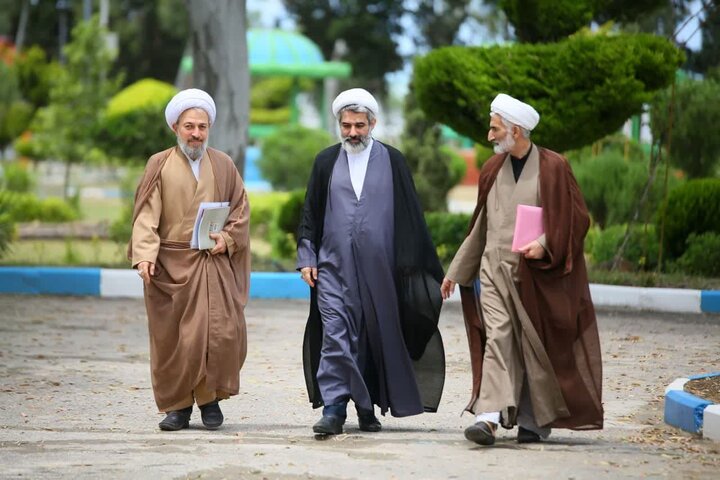 تصاویر/  اولین گردهمایی ائمه جمعه استان در سال ۱۴۰۵ در ساری، با موضوع «تجمعات شبانه» و «صلح و سازش»