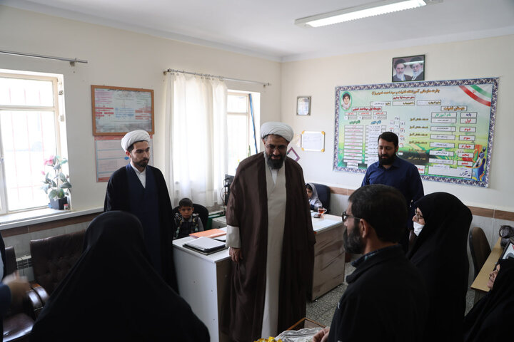 تصاویر / بازدید امام جمعه همدان از وضعیت یکی از مدارس روستای چشین