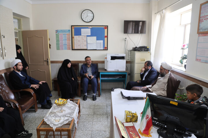 تصاویر / بازدید امام جمعه همدان از وضعیت یکی از مدارس روستای چشین