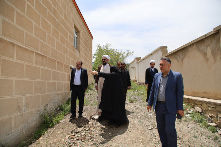 تصاویر / بازدید امام جمعه همدان از وضعیت یکی از مدارس روستای چشین