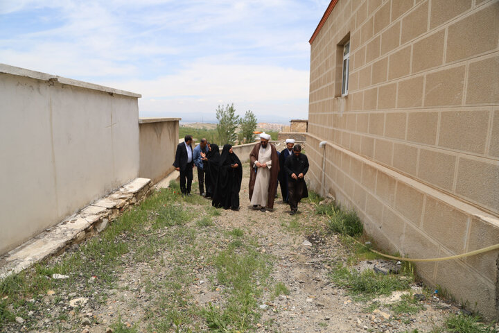 تصاویر / بازدید امام جمعه همدان از وضعیت یکی از مدارس روستای چشین