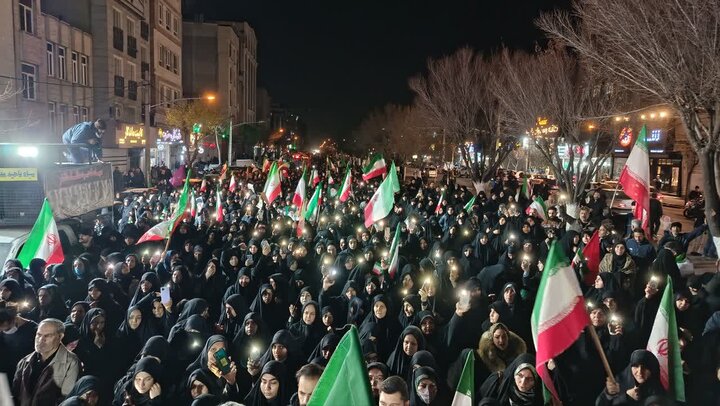 تصاویر/ اجتماع مردم تهران در مسجد المهدی (عج) در دفاع از انقلاب و وطن