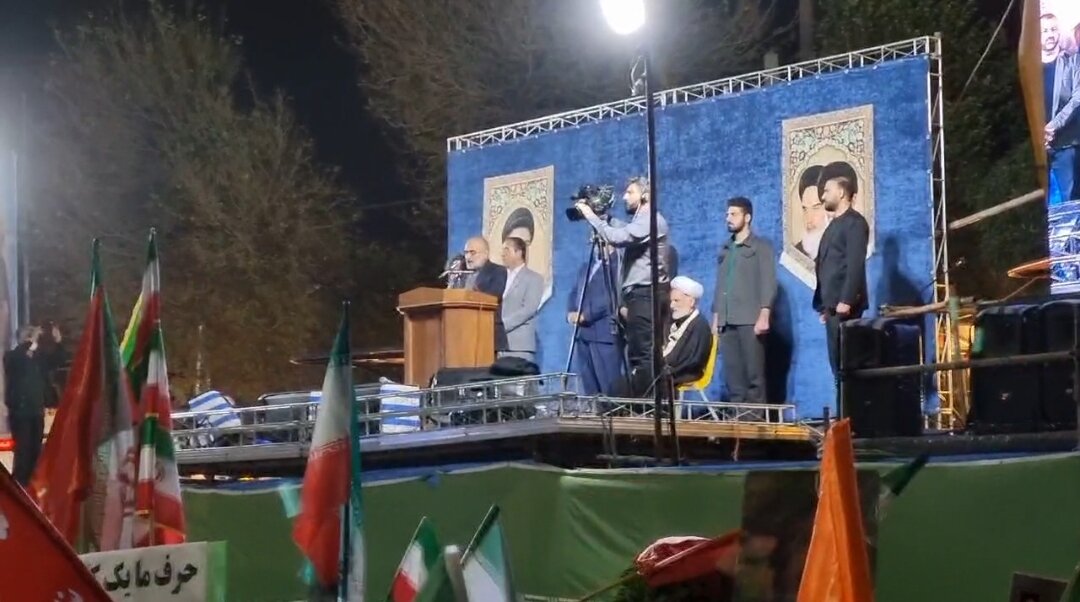 فیلم| حضور معاون پارلمانی دولت شهید رئیسی در میدان شهدا اراک
