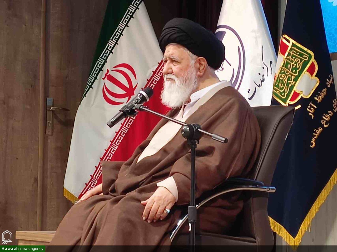 انقلاب اسلامی باید محور همه تصمیمات کشور باشد