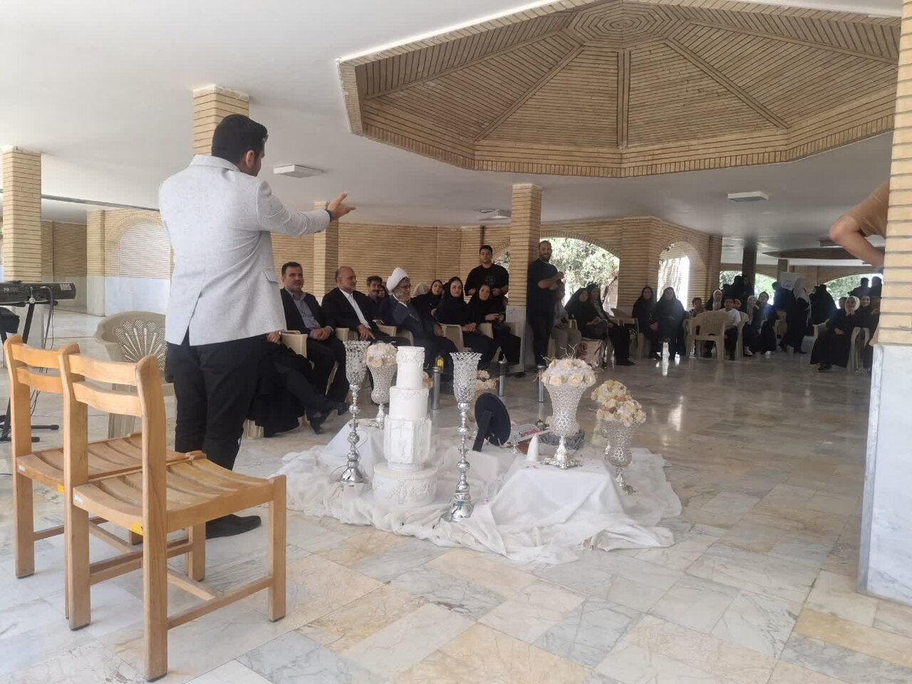 حوزه/ عروسی نمادین زوج دانشجوی مددجوی کاشانی در آسایشگاه گلابچی برگزار شد