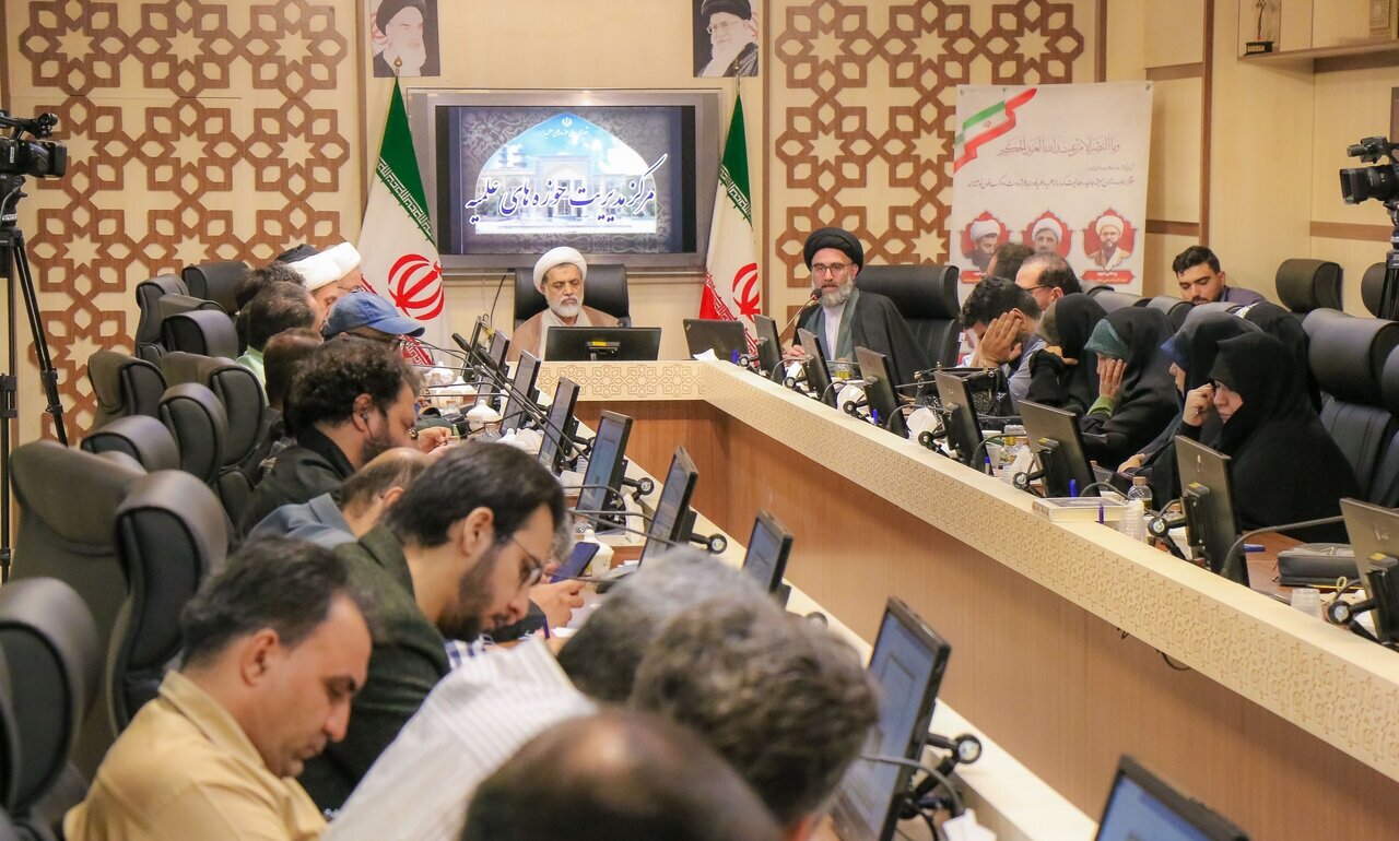 فیلم | گزارشی از نشست هم اندیشی جمعی از شعرای فعال در اجتماعات شبانه با اساتید حوزه