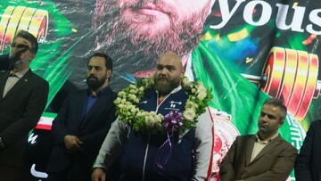 تصاویر/ استقبال مردم قائمشهر از جهان پهلوان علیرضا یوسفی، قهرمان وزنه برداری در تجمع سی اردیبهشت