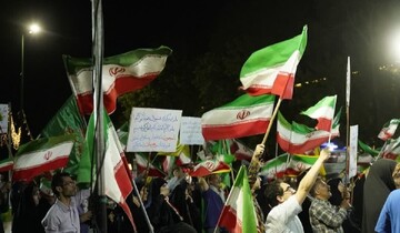 کهولت، مانع حضور نیست؛ روایت ایستادگی پیران انقلاب در تجمع