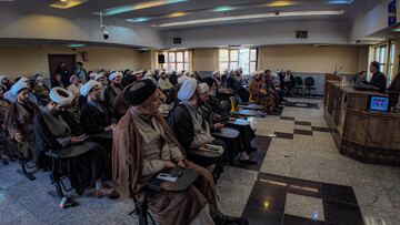 تصاویر/ برگزاری نشست تبیینی باحضور دکتر گنجی در مدرسه علمیه آیت الله آخوند