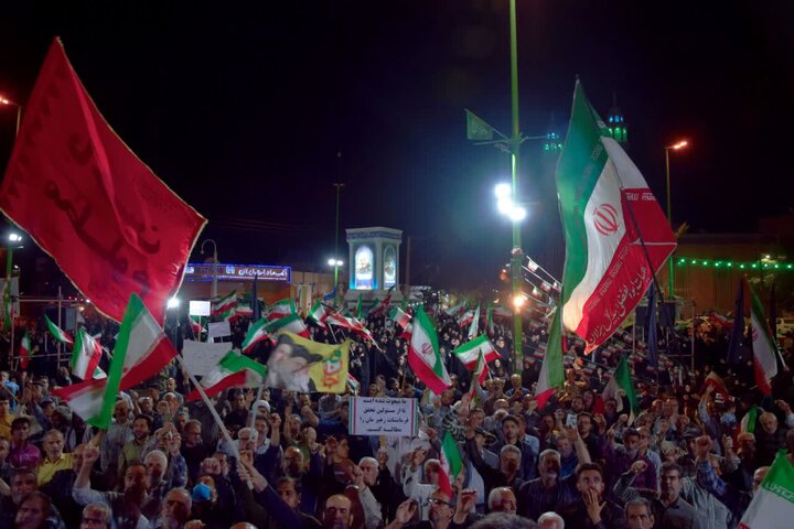 تصاویر/هشتادویکمین اجتماع شبانگاهی مردم دارالشهداء آران و بیدگل بیاد شهدای پرواز