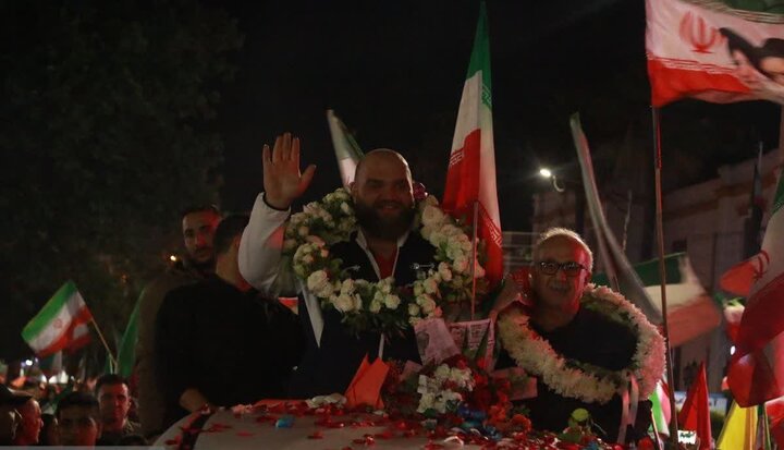 تصاویر/ حضور جهان پهلوان علیرضا یوسفی، در تجمع پرشور قائمشهر