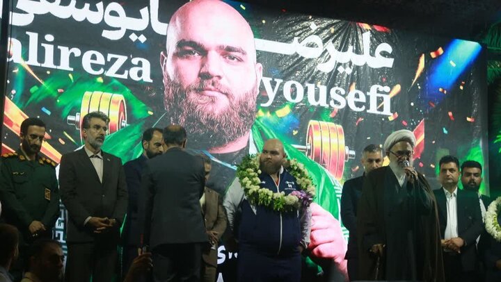 تصاویر/ حضور جهان پهلوان علیرضا یوسفی، در تجمع پرشور قائمشهر