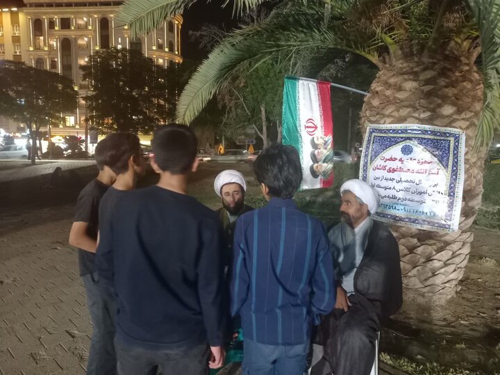 تصاویر/ پذیرش طلبه مدرسه علمیه آیت‌الله مصطفوی کاشان در تجمعات شبانه