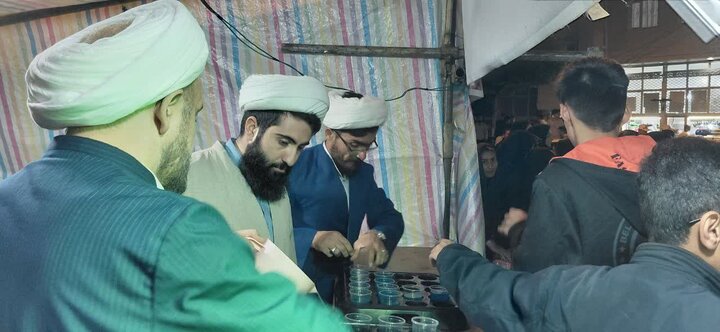 تصاویر/  استمرار فعالیت موکب رهبر شهید مدرسه علمیه امام محمدباقر(علیه‌السلام) شهرستان شاهین‌دژ