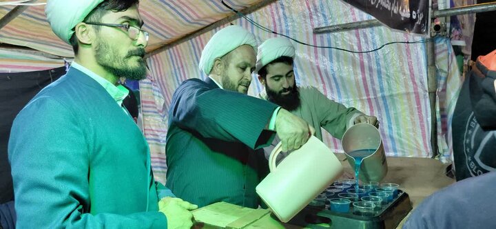 تصاویر/  استمرار فعالیت موکب رهبر شهید مدرسه علمیه امام محمدباقر(علیه‌السلام) شهرستان شاهین‌دژ
