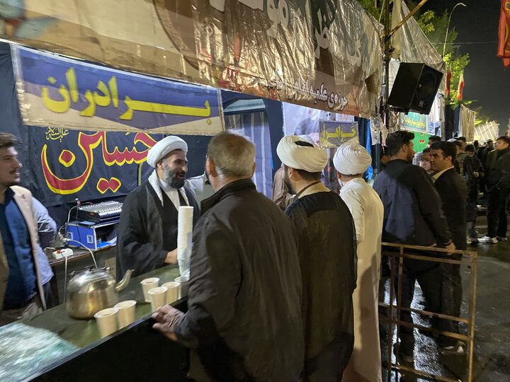 تصاویر/  استمرار فعالیت موکب مدرسه علمیه میاندوآب در ارائه خدمت به مردم