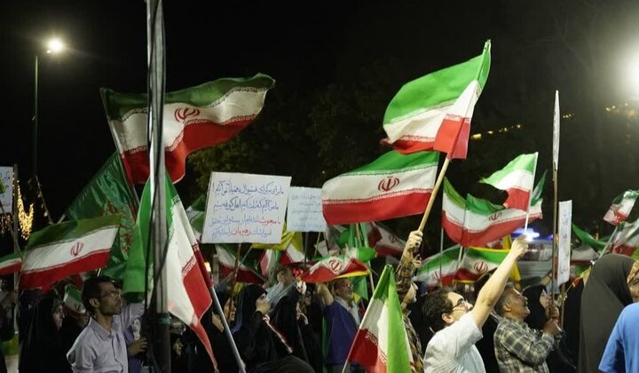 کهولت، مانع حضور نیست؛ روایت ایستادگی پیران انقلاب در تجمع