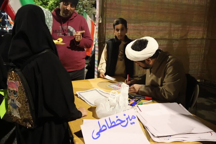 تصاویر/ استمرار فعالیت موکب فرهنگی، تبیینی مدرسه علمیه امام خمینی(ره) ارومیه در تجمعات مردمی