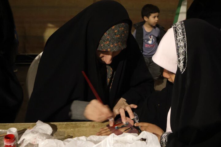 تصاویر/ استمرار فعالیت موکب فرهنگی، تبیینی مدرسه علمیه امام خمینی(ره) ارومیه در تجمعات مردمی
