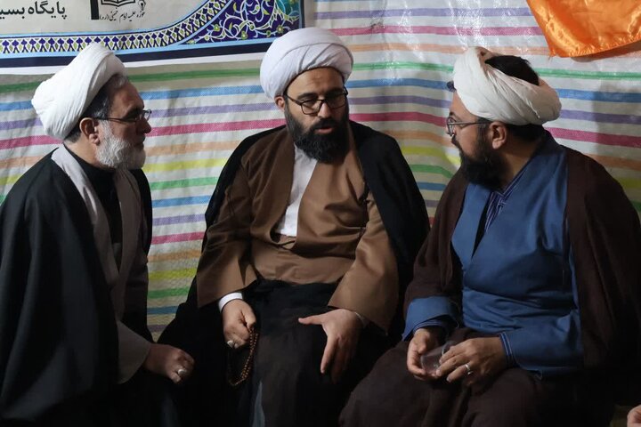 تصاویر/ استمرار فعالیت موکب فرهنگی، تبیینی مدرسه علمیه امام خمینی(ره) ارومیه در تجمعات مردمی