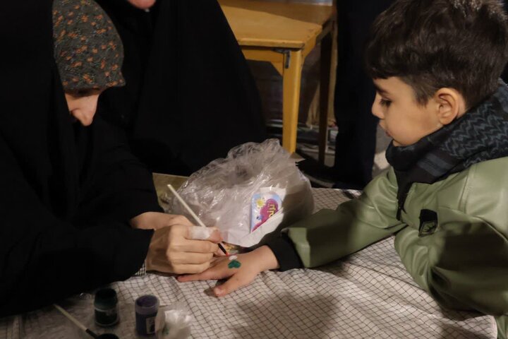 تصاویر/ استمرار فعالیت موکب فرهنگی، تبیینی مدرسه علمیه امام خمینی(ره) ارومیه در تجمعات مردمی