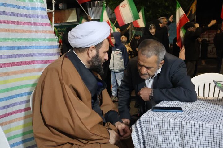 تصاویر/ استمرار فعالیت موکب فرهنگی، تبیینی مدرسه علمیه امام خمینی(ره) ارومیه در تجمعات مردمی