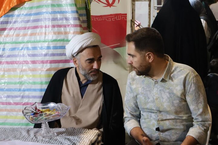 تصاویر/ استمرار فعالیت موکب فرهنگی، تبیینی مدرسه علمیه امام خمینی(ره) ارومیه در تجمعات مردمی