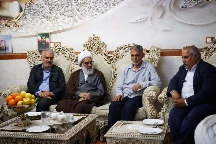 تصاویر/ دیدار امام جمعه شهرستان ورامین با خانواده پاسدار شهید جنگ رمضان