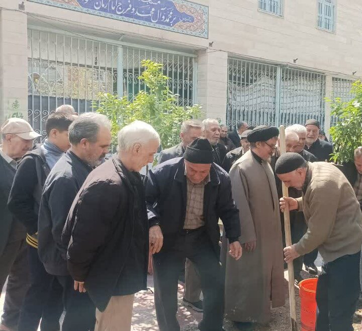 تصاویر/ آیین کاشت نهال به یاد رهبر شهید در مسجد المهدی(عج)