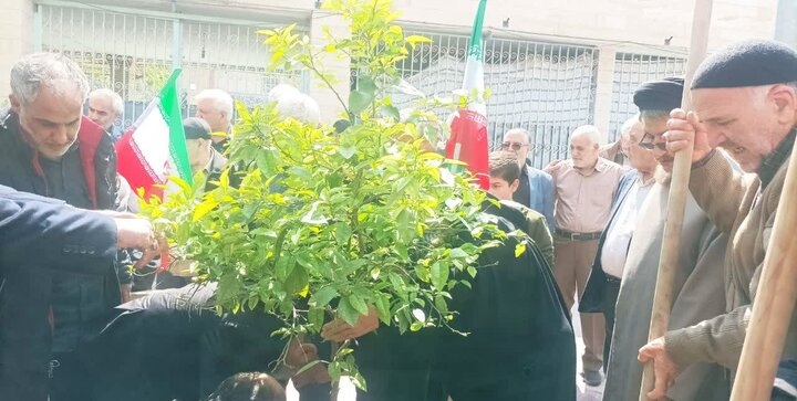 تصاویر/ آیین کاشت نهال به یاد رهبر شهید در مسجد المهدی(عج)