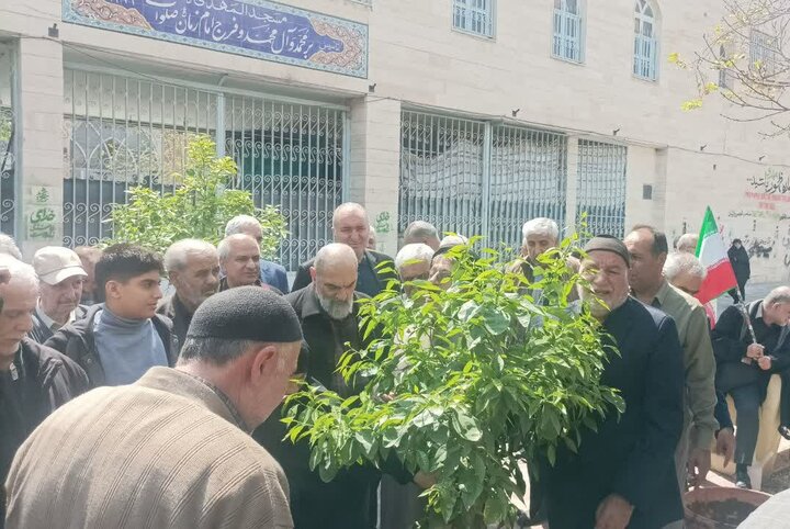 تصاویر/ آیین کاشت نهال به یاد رهبر شهید در مسجد المهدی(عج)
