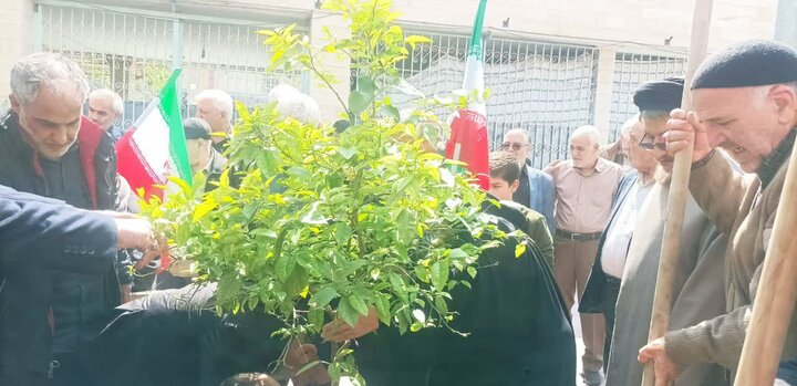 تصاویر/ آیین کاشت نهال به یاد رهبر شهید در مسجد المهدی(عج)