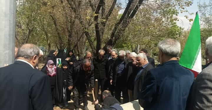 تصاویر/ آیین کاشت نهال به یاد رهبر شهید در مسجد المهدی(عج)