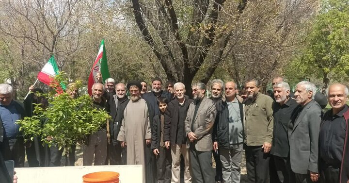تصاویر/ آیین کاشت نهال به یاد رهبر شهید در مسجد المهدی(عج)