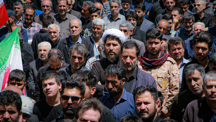 تصاویر/ تشییع پرشور پیکر مطهر شهید نادر حمیدیان در روستای شهیدپرور گنج تپه