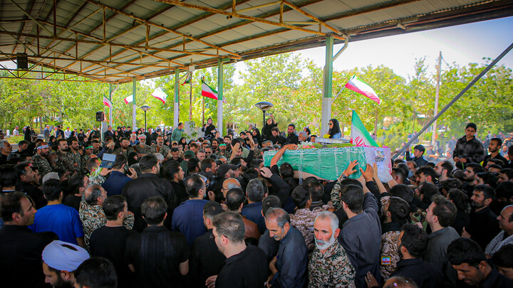 تصاویر/ تشییع پرشور پیکر مطهر شهید نادر حمیدیان در روستای شهیدپرور گنج تپه