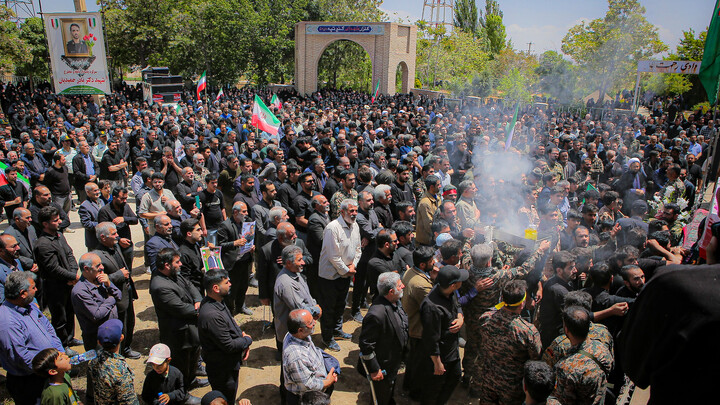 تصاویر/ تشییع پرشور پیکر مطهر شهید نادر حمیدیان در روستای شهیدپرور گنج تپه